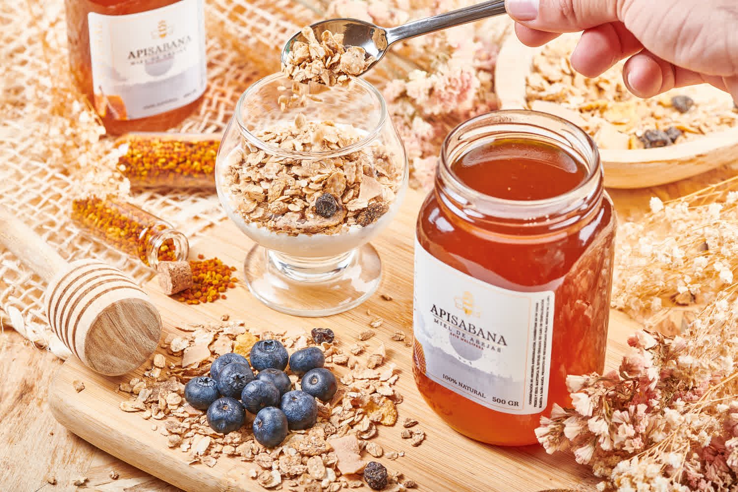Variante de la misma sesión, con la cuchara vertiendo granola