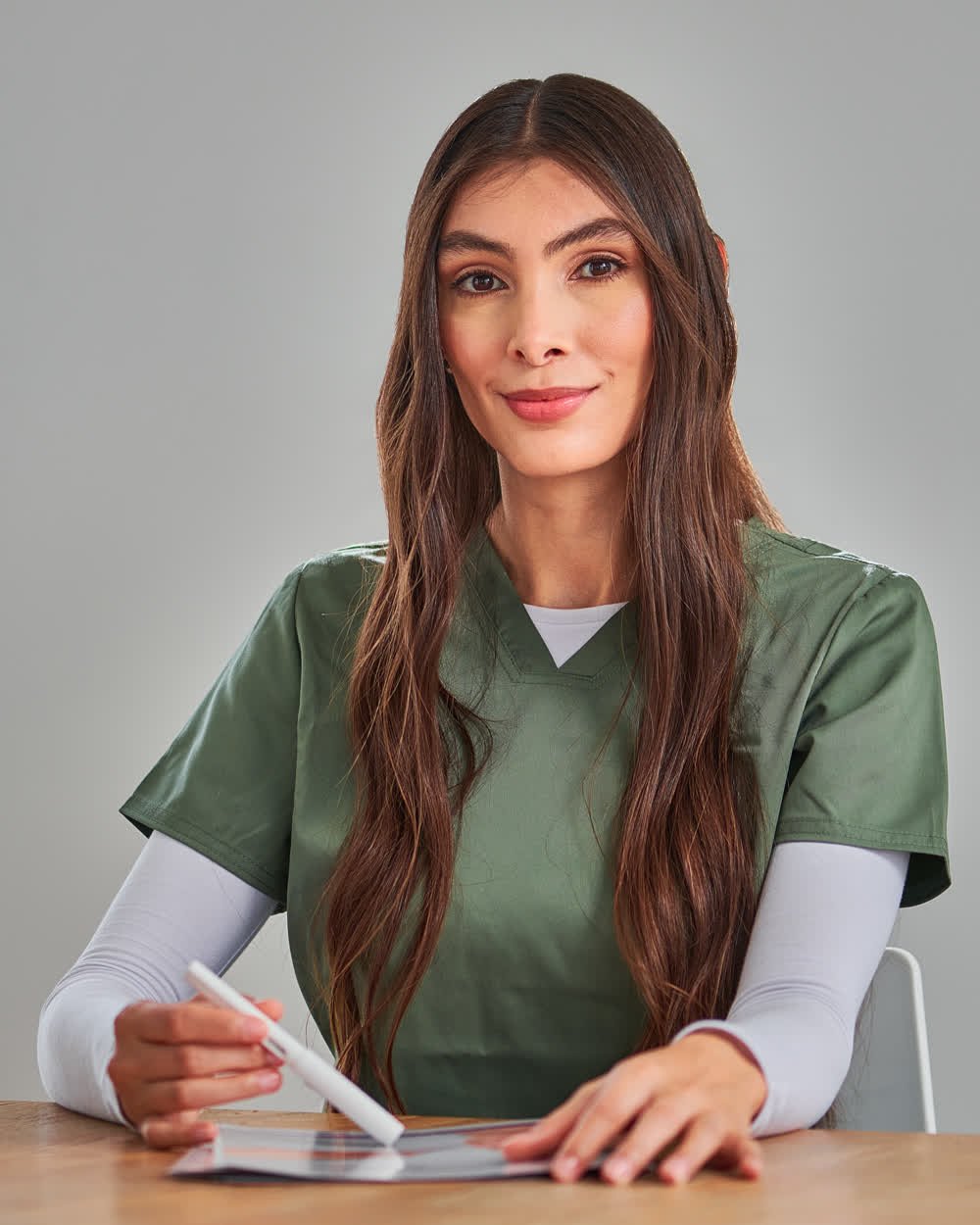 Retrato corporativo de una profesional de la salud en su puesto de trabajo